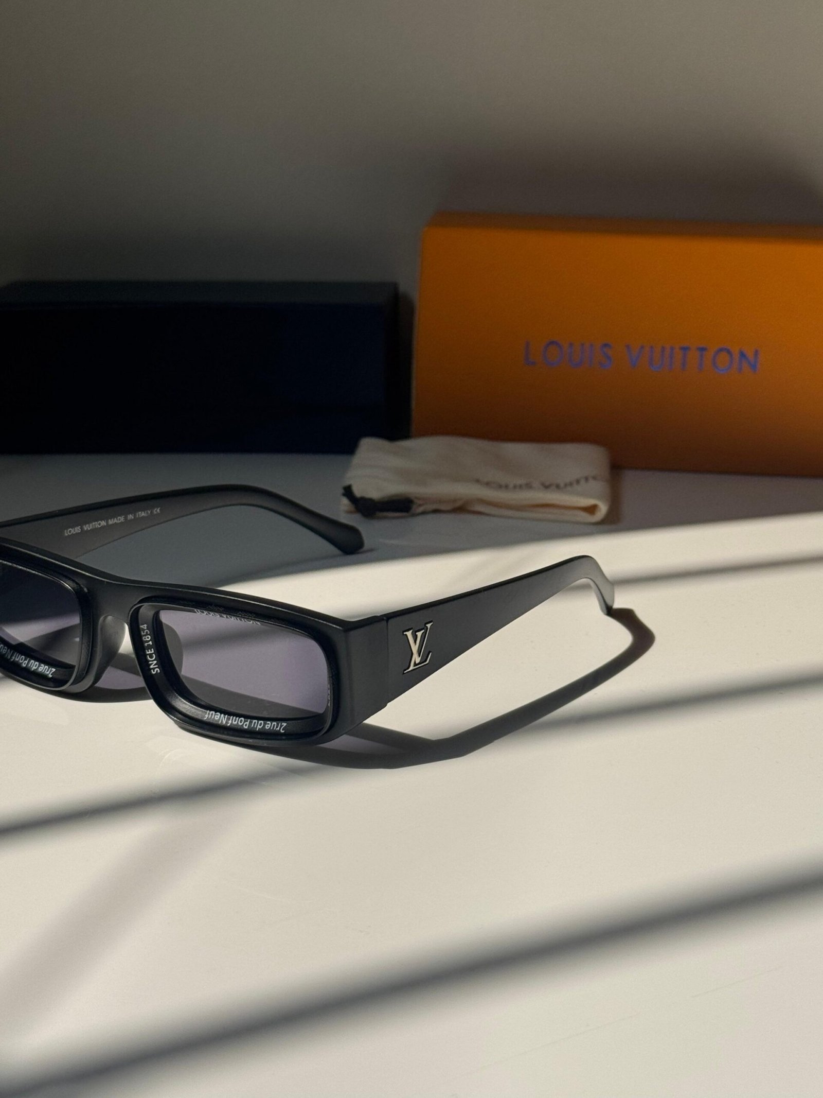 Louis Vuitton 6190 Matt Black
Premium Quality Sunglass - Image 2