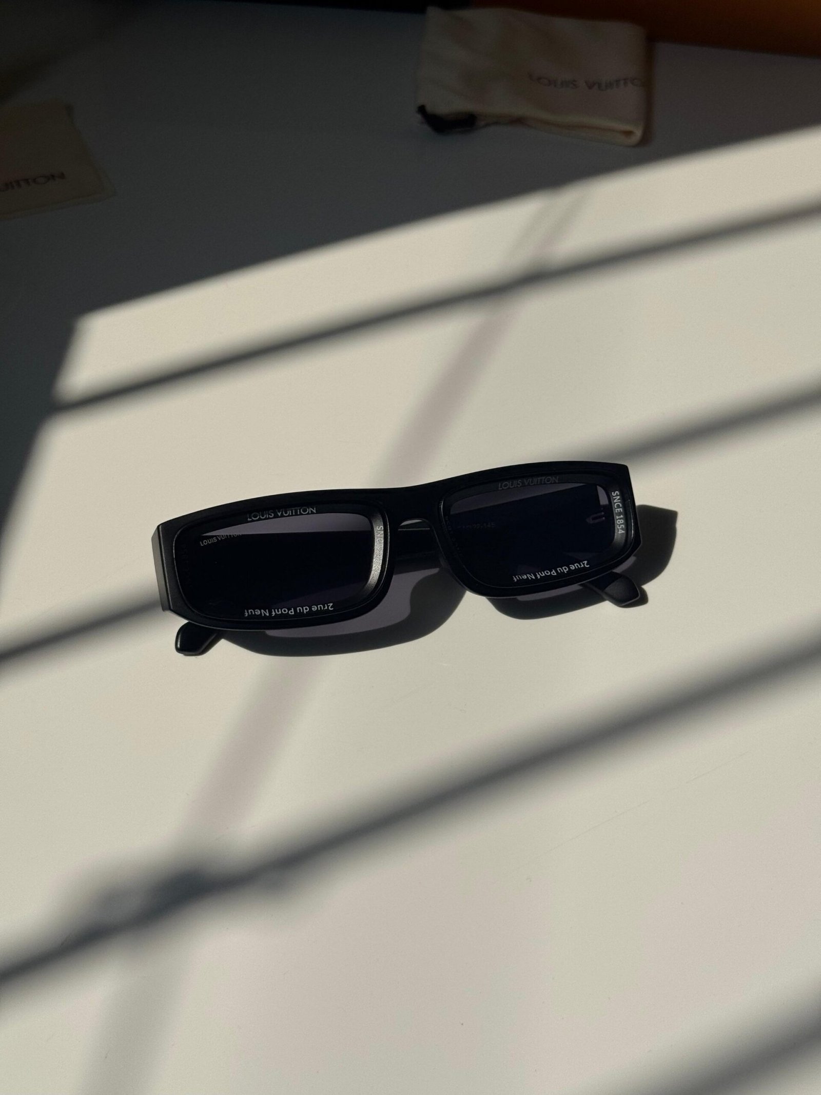 Louis Vuitton 6190 Matt Black
Premium Quality Sunglass - Image 3